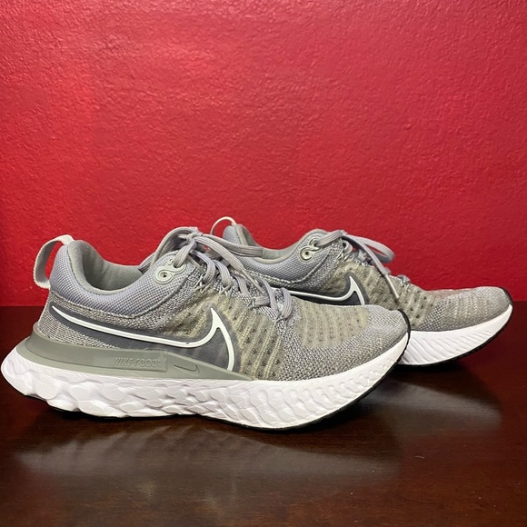 Nike Women React Gray and white Running Shoes size 6 - Picture 6 of 8